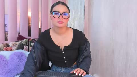 Mia  online show from 10/16/25, 10:27