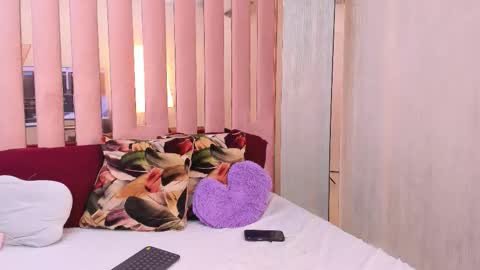 Mia  online show from 10/19/25, 04:51