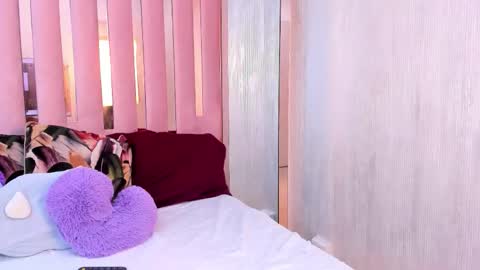 Mia  online show from 11/12/25, 12:05