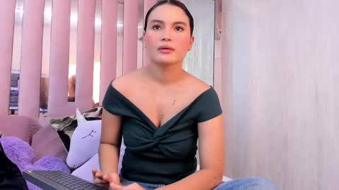 Mia  online show from 11/17/25, 10:43