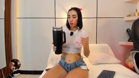 Snapshot of miia_parker_ chatting on 10/21/25, 12:50 online show from 10/21/25, 12:50