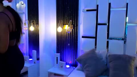 Miia Schwarz  online show from 10/28/25, 10:01