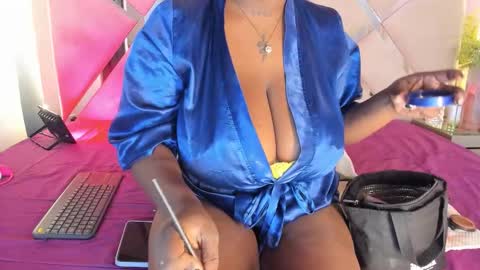 Mia collins online show from 11/05/25, 03:56