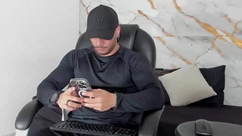 Snapshot of miike_stone1 chatting on 09/10/25, 01:00 Daniel online show from 09/10/25, 01:00