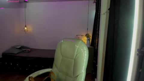 Snapshot of miiss_greyy chatting on 09/21/25, 12:07 miiss_greyy online show from 09/21/25, 12:07