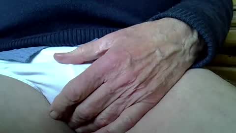 Snapshot of mikeybed chatting on 02/18/25, 02:16 mikeybed online show from 02/18/25, 02:16