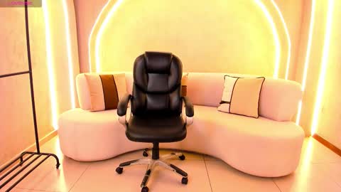 Snapshot of milacoleman chatting on 10/14/25, 02:12 Mila online show from 10/14/25, 02:12