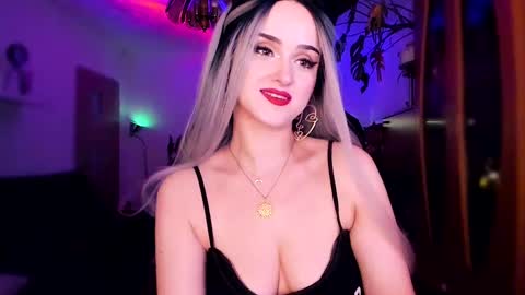Snapshot of miladyjolie chatting on 12/22/24, 12:16 MiladyJolie online show from 12/22/24, 12:16