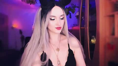 Snapshot of miladyjolie chatting on 03/06/25, 03:35 MiladyJolie online show from 03/06/25, 03:35