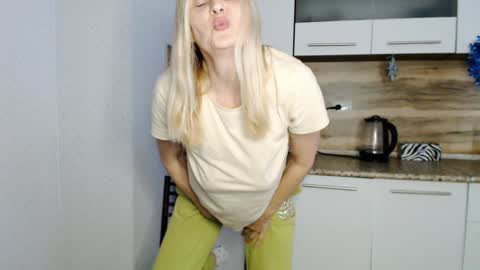 Snapshot of milanav chatting on 01/03/25, 12:41 Milena online show from 01/03/25, 12:41