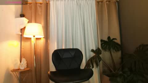 Snapshot of milansantana24 chatting on 11/25/25, 10:54 MILAN SANTANA online show from 11/25/25, 10:54