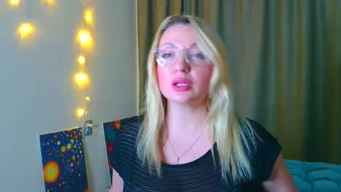 Snapshot of milasmille chatting on 10/20/25, 11:05 milasmille online show from 10/20/25, 11:05