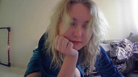 Snapshot of milena391630 chatting on 11/07/25, 12:27 Milena new nonude shy blonde natural online show from 11/07/25, 12:27