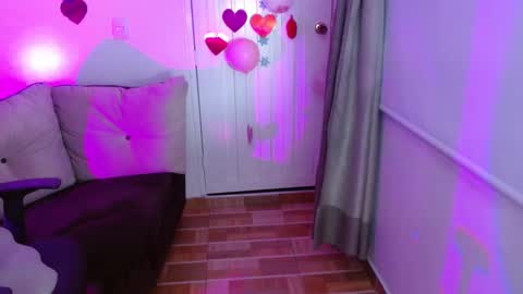 Snapshot of milfrosalie chatting on 02/15/25, 10:00 Rosalie online show from 02/15/25, 10:00