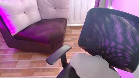 Snapshot of milfrosalie chatting on 02/17/25, 01:10 Rosalie online show from 02/17/25, 01:10