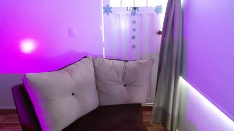 Snapshot of milfrosalie chatting on 02/28/25, 01:03 Rosalie online show from 02/28/25, 01:03