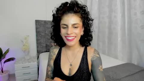 Snapshot of milla_pixxie chatting on 12/26/24, 01:32 Milagros online show from 12/26/24, 01:32