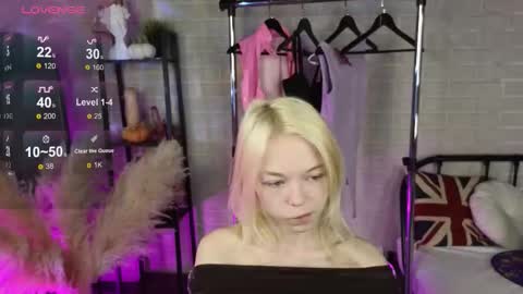Snapshot of millaholt chatting on 10/22/25, 08:47 Hello Im Mila online show from 10/22/25, 08:47