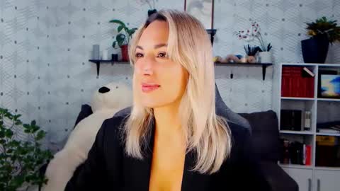 Snapshot of millaxqueen chatting on 11/11/25, 03:56 MillaXQueen online show from 11/11/25, 03:56