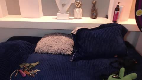 Milu Wallace  online show from 10/21/25, 11:38