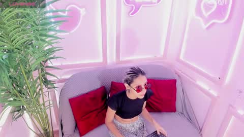 Snapshot of min_minjil chatting on 03/08/25, 11:37 Minji online show from 03/08/25, 11:37