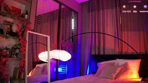 Frances  Next streams Thu Fri Sat 8am -  4pm GMT3 online show from 10/11/25, 06:45