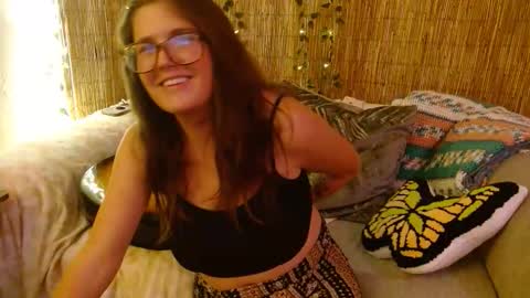 Snapshot of mindymounds chatting on 10/22/25, 07:41 Mindy online show from 10/22/25, 07:41