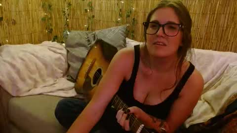 Snapshot of mindymounds chatting on 10/25/25, 05:37 Mindy online show from 10/25/25, 05:37