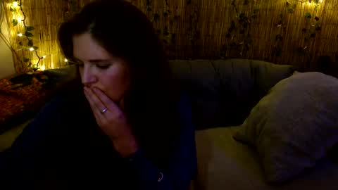 Snapshot of mindymounds chatting on 11/19/25, 09:42 Mindy online show from 11/19/25, 09:42