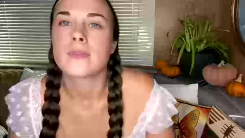 Snapshot of minimaggie chatting on 10/15/25, 06:30 minimaggie online show from 10/15/25, 06:30