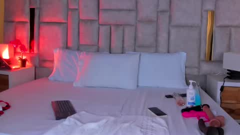 Miss Abigail  online show from 11/21/25, 01:21