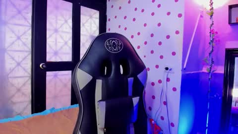 Snapshot of miss_akemi chatting on 10/27/25, 01:37 Akemi 3 online show from 10/27/25, 01:37