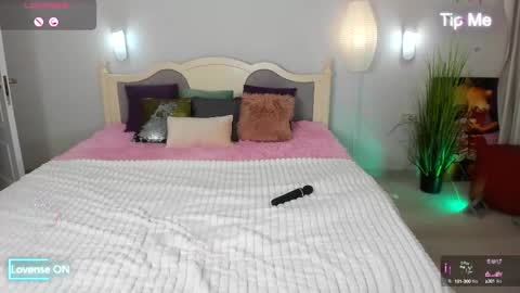 Snapshot of miss_elias chatting on 02/15/25, 11:36 Elia online show from 02/15/25, 11:36