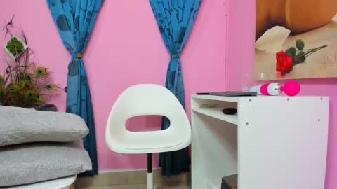 Snapshot of miss_flora chatting on 12/18/24, 01:48 Monica Patricia online show from 12/18/24, 01:48