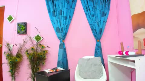 Snapshot of miss_flora chatting on 02/08/25, 01:43 Monica Patricia online show from 02/08/25, 01:43