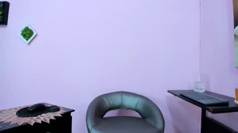 Snapshot of miss_flora chatting on 09/16/25, 11:33 Monica Patricia online show from 09/16/25, 11:33