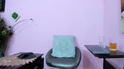 Snapshot of miss_flora chatting on 09/17/25, 10:39 Monica Patricia online show from 09/17/25, 10:39