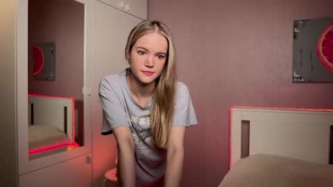 Snapshot of miss_sweetdream chatting on 01/22/25, 06:10 Emily online show from 01/22/25, 06:10