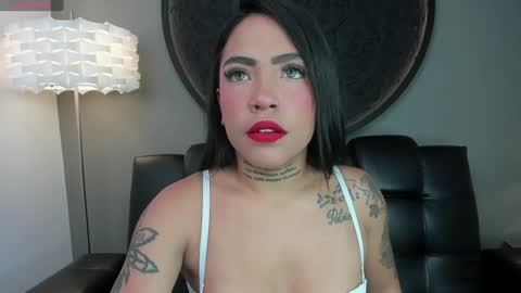 Snapshot of miss_vaiolette chatting on 12/19/24, 11:07 Vaiolette online show from 12/19/24, 11:07