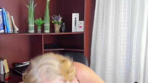 Snapshot of missescarleth chatting on 02/20/25, 08:39 Escarlet online show from 02/20/25, 08:39