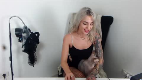 Snapshot of missjenny7 chatting on 12/18/24, 10:02 MissJenny7 online show from 12/18/24, 10:02
