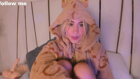 Snapshot of missjuliaa_ chatting on 12/19/24, 11:50 A N N Y online show from 12/19/24, 11:50