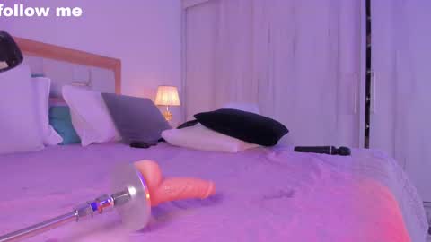 Snapshot of missjuliaa_ chatting on 02/14/25, 06:23 A N N Y online show from 02/14/25, 06:23