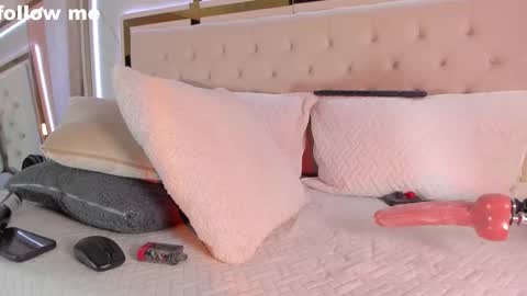 Snapshot of missjuliaa_ chatting on 02/14/25, 11:09 A N N Y online show from 02/14/25, 11:09