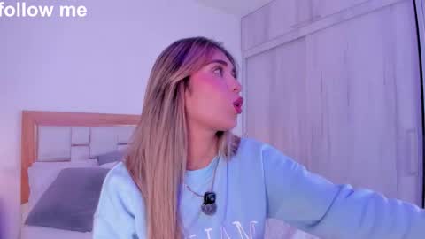 Snapshot of missjuliaa_ chatting on 10/18/25, 03:09 A N N Y online show from 10/18/25, 03:09