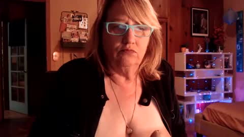 Snapshot of misskittyfox chatting on 12/12/24, 03:21 MissKittyFox online show from 12/12/24, 03:21
