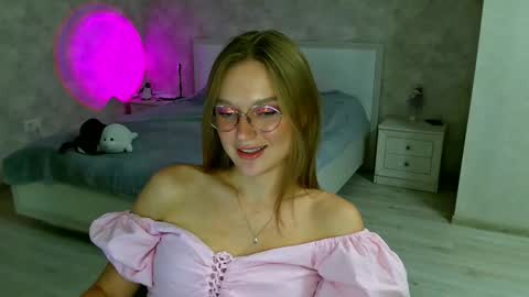 Snapshot of missmariat chatting on 09/24/25, 07:39 OneGoddess online show from 09/24/25, 07:39
