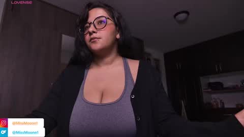 Snapshot of missmoonn chatting on 09/09/25, 02:00 MissMoon online show from 09/09/25, 02:00