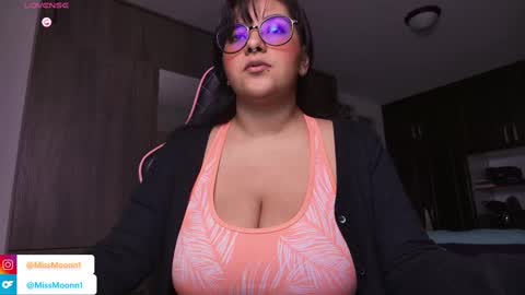 Snapshot of missmoonn chatting on 09/11/25, 10:43 MissMoon online show from 09/11/25, 10:43