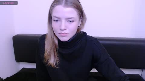 Snapshot of missoliviaa_ chatting on 12/11/24, 09:19 Olivia online show from 12/11/24, 09:19